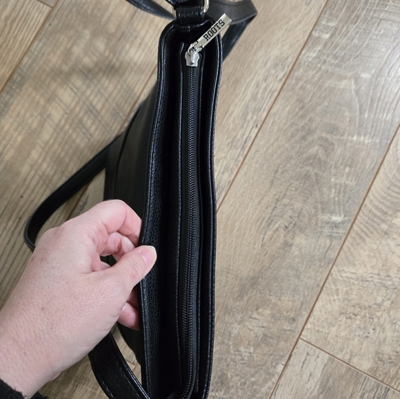 Roots Elegant Black Leather Crossbody Bag - Picture 7 of 8